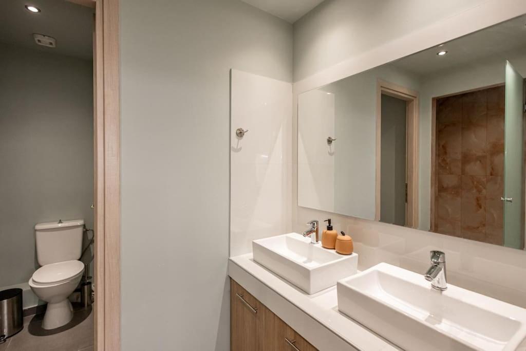Smaragdi Luxury Jacuzzi Apartment Noho Premium Living Athens Exterior photo