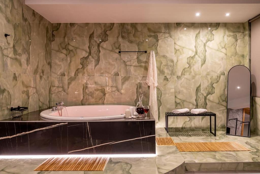 Smaragdi Luxury Jacuzzi Apartment Noho Premium Living Athens Exterior photo